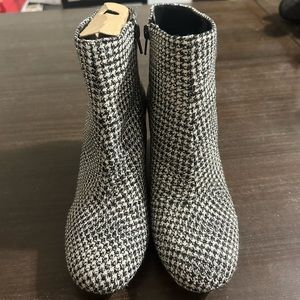 Kelly & Katie Women’s Thessa Ivory Ankle Booties